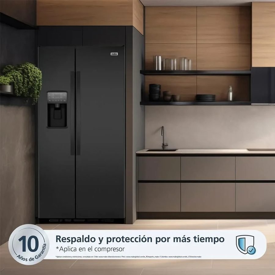Nevera Mabe color negro en cocina integral